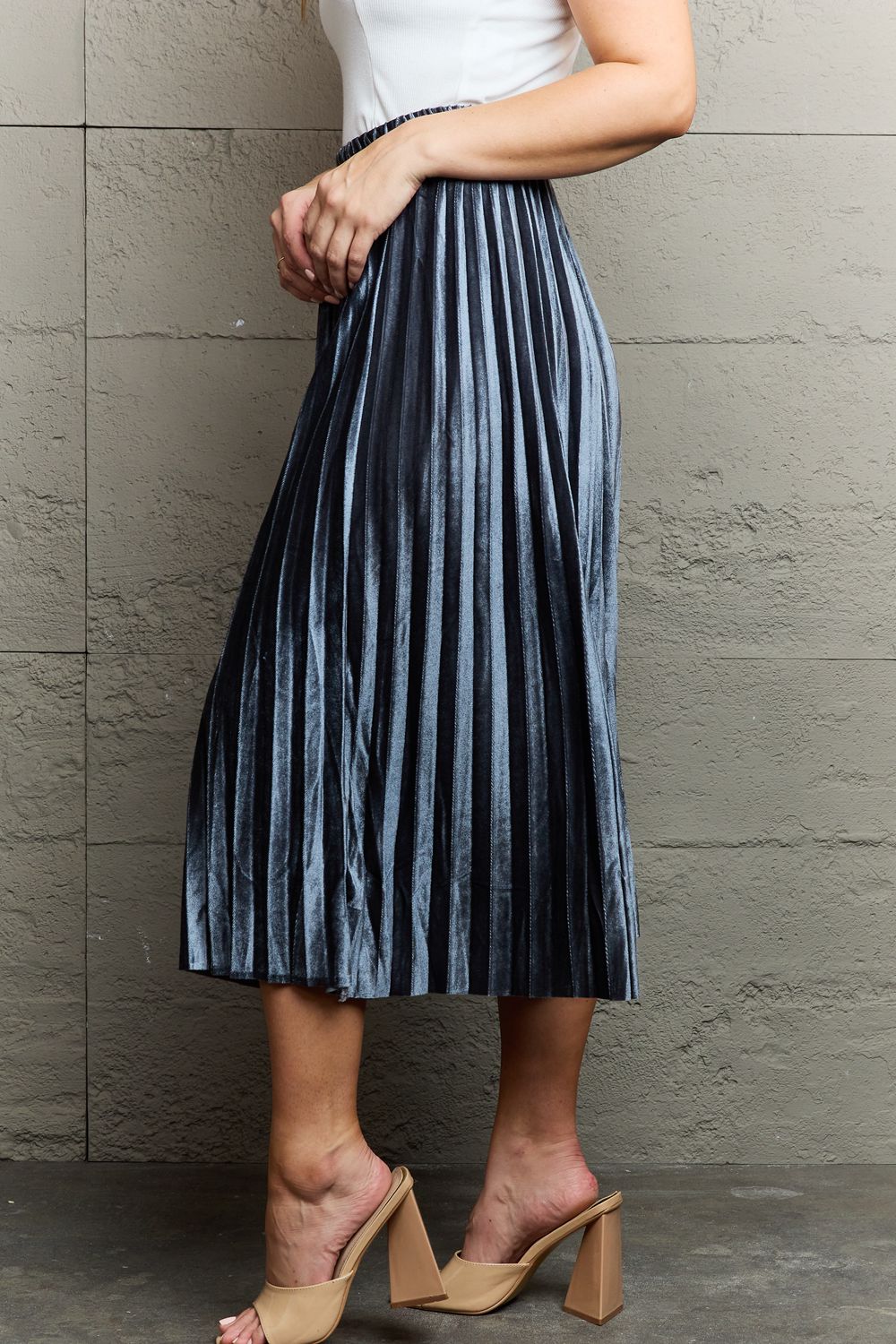 Pleated Flowy Midi Skirt in Gray