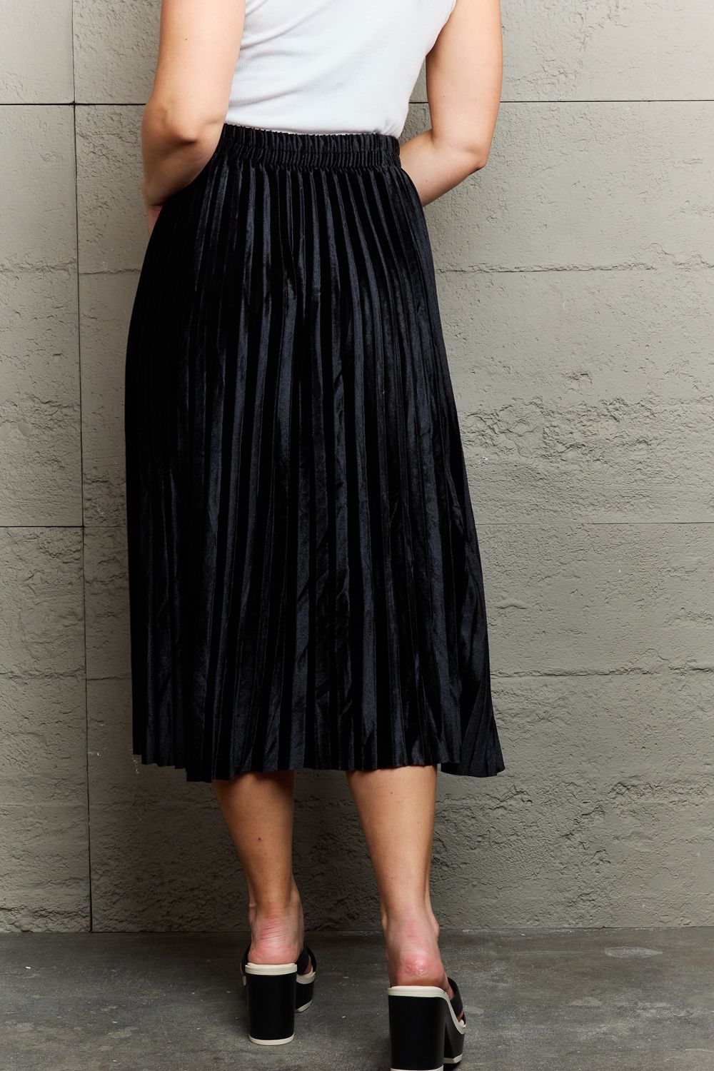 Pleated Flowy Midi Skirt in Black