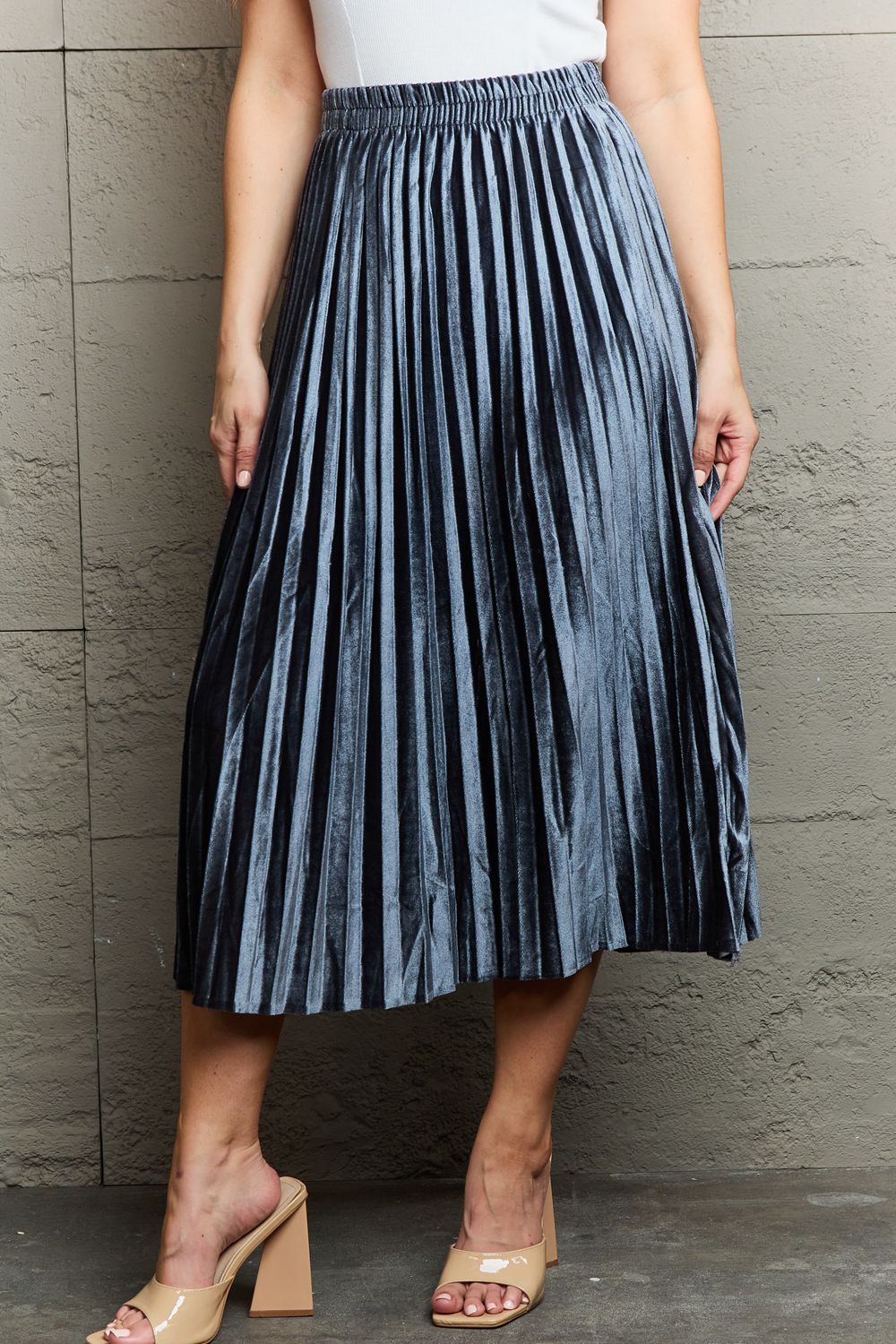 Pleated Flowy Midi Skirt in Gray