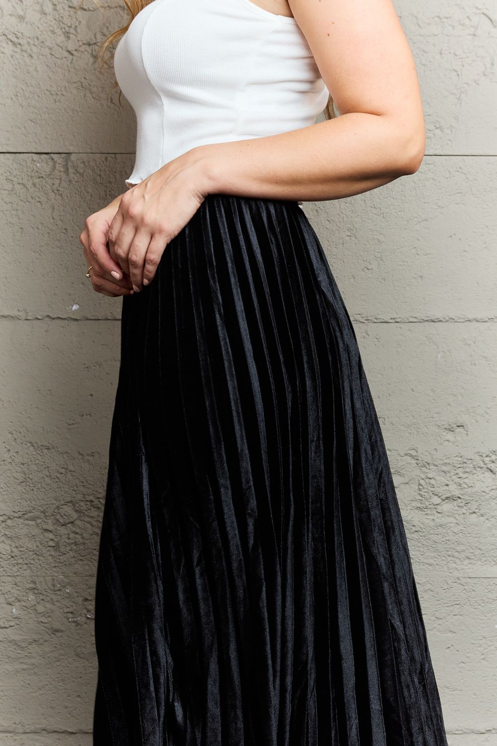 Pleated Flowy Midi Skirt in Black