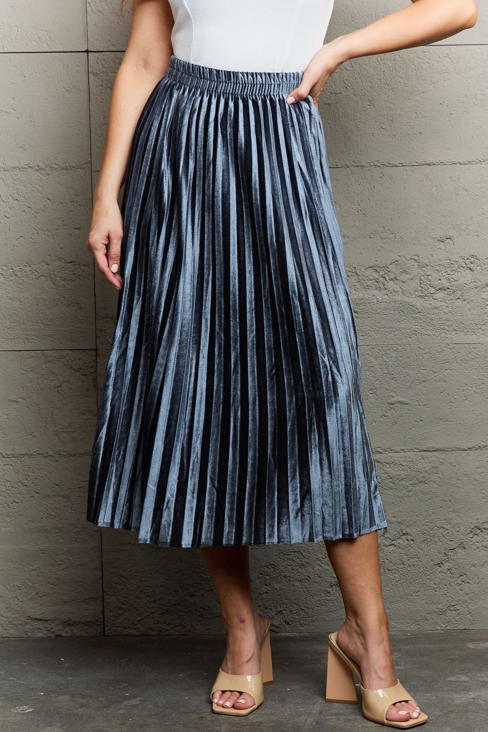 Pleated Flowy Midi Skirt in Gray