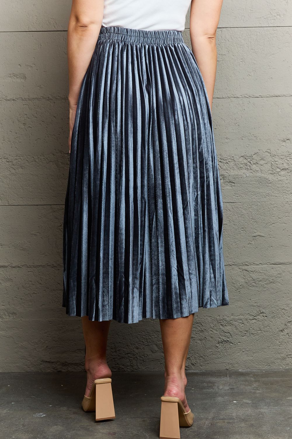 Pleated Flowy Midi Skirt in Gray